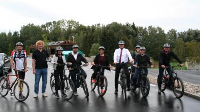 Bild: fpoz
Abfahrt nach Neusorg: Auch Finanzminister Albert Füracker (Vierter von rechts) schwingt sich aufs Fahrrad.