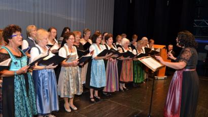 Bild: hcz
25 Frauen und fünf Männer von "Chorisma" singen für ihre Heimat.