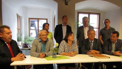 Bild: sck
Am Gesprächstisch im Bürgerhaus (von links): SPD-Ortsvorsitzender Günter Sertl, 3. Bürgermeister Norbert Gradl, Angelie Leißner, Bezirksrat Richard Gaßner, Bundestagsabgeordnete Bärbel Kofler, Landtagsabgeordneter Reinhold Strobl, 2. Bürgermeister Herbert Lehner, Bezirkstagslistenkandidat Peter Danninger und Landtagsdirektkandidat Uwe Bergmann.