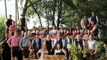 Bild: exb
Die Pertolzhofener Kirwapaare sind bereits in Vorfreude auf die Festtage am letzten Septemberwochenende. Zum zehnten Mal jährt sich die Neuauflage der Traditionsveranstaltung.