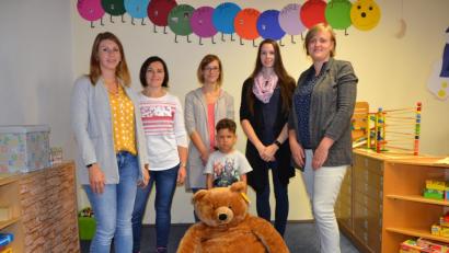 Bild: gi
Vincent Jackson freut sich über den großen Teddybär. Er ist Sieger des Luftballon-Wettbewerbs des Elternbeirats des Kindergartens.