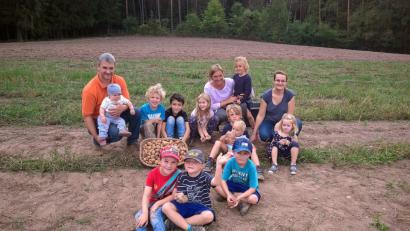 Bild: R. Kreuzer
Vergnügen auf dem Kartoffelfeld für die Jüngsten der Kolpingsfamilie Neunkirchen.