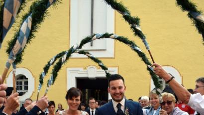 Bild: wku
Nach dem Jawort durchschreiten Karina Grembler und Sebastian Lederer ein langes Vereinsspalier vor der Georgskirche.