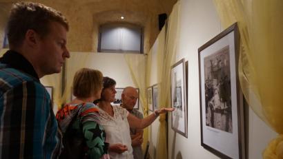 Bild: eib
Besucher der Ausstellungseröffnung beim Rundgang.