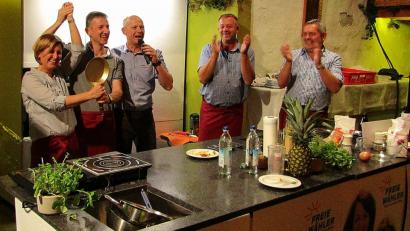 Bild: sck
Die goldene Bratpfanne (von links) gewinnen Landtagskandidatin Doris Lehnerer und Albert Geitner. Ihnen applaudieren Moderator Christoph Kasseckert und das Team Faschingsprinzen, bestehend aus Daniel Schuster und Bürgermeister Joachim Neuß.