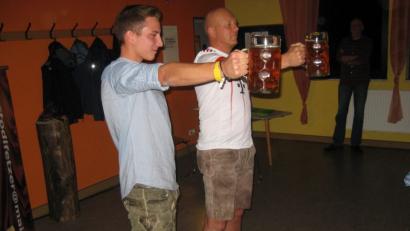 Bild: exb
Jonas Kraus und Thomas Breundl versuchen sich im Maßkrug-Stemmen.
