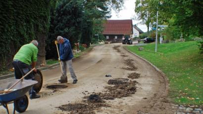 Bild: enz
Anwohner packen selbst mit an und reinigen die verstopften Gullys.