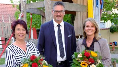 Bild: ohr
Bürgermeister Hans Prechtl begrüßte die „Neuen“: Leiterin Sonja Reitinger (rechts) und Erzieherin Nicole Münch-Buron,(links). Prechtl überreichte Blumen und wünschte den beiden Frauen viel Freude bei ihrer pädagogischen Aufgabe im gemeindlichen Kindergarten St. Christophorus in Stulln.