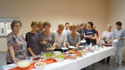 Bild: du
Spezialitäten aus „Bella Italia“ präsentieren die Frauen beim „italienischen Abend“ im Pfarrsaal.