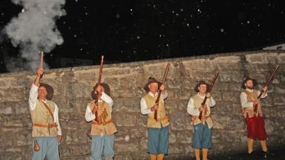 Bild: nm
Pulverdampf steigt in den Nachthimmel. Mit Salutschüssen gratuliert die Flossenbürger Burgwehr der Feuerwehr aus dem Nachbarort Floß zum 150. Gründungsjubiläum.