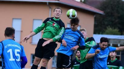 Bild: Schrems
Der FC Tirschenreuth unterlag am Sonntag dem VfR Katschenreuth mit 1:2. Das Bild zeigt Elias Schornbaum (blaues Trikot) im Kopfballduell mit dem zweifachen Torschützen Moritz Amon.