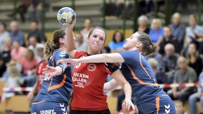 Bild: Ziegler
Linksaußen Stefanie Häckl vom HC Sulzbach (Mitte) erzielte sechs Treffer. Hier wird sie von den Obertraublingerinnen Susanne Adam (links) und Lisa Marie Gold vor dem Gästekreis am Torwurf gestört.