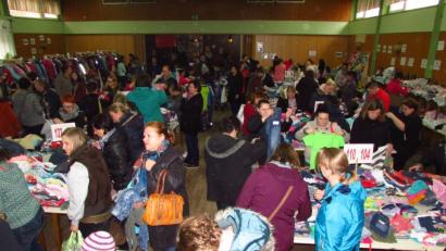 Bild: hme
Der Ansturm ist riesig: Die Besucher wühlen an den Tischen im Naabtalhaus.