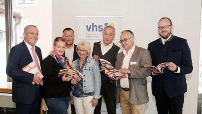 Bild: Schönberger
"Hut ab" vor dem breit gefächerten VHS-Programm, lobt Oberbürgermeister Kurt Seggewiß (links). "Das hat Hand und Fuß", fügt Landrat Andreas Meier (rechts) hinzu. Ihr Kompliment gilt den VHS-Machern (von links) Stefanie Freitag, Geschäftsführer Stefan Frischholz, Angelika Meindl, Leonhard Dietrich und Harald Krämer.