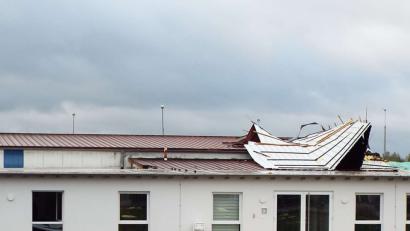 Bild: ll
Bei der Firma Alpo im Auerbacher Industriegebiet Lohe-Süd riss der Sturm am Sonntagabend Teil des Daches herunter.