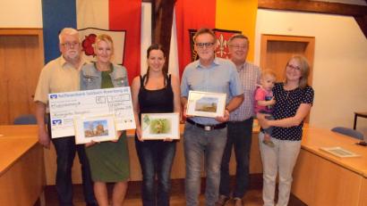 Bild: wku
Siegerehrung des Fotowettbewerbs für Königstein und Hirschbach (von links): Bürgermeister Hans Durst, Kerstin Höller vom Kindergarten Königstein (in Vertretung der zweiten Preisträgerin Claudia Nos), die Siegerin Bettina Rüppel, der Drittplatzierte Horst Meidenbauer, Bürgermeister Hans Koch und Jurymitglied Julia Pickel.