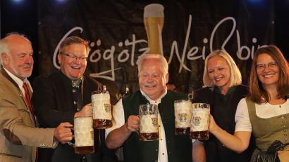 Bild: Wolfgang Steinbacher
Sie feiern den Ehrenfestwirt (von links): Brauer Reinhold Kummert, Oberbürgermeister Michael Cerny, Josef Hirsch sowie Petra Strobl und Maria Frank vom ACM.