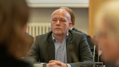 Bild: agentur_dpa
Der suspendierte Regensburger Oberbürgermeister Joachim Wolbergs (SPD) sitzt im Gerichtssaal des Landgerichts. Er muss sich vor dem Gericht wegen Vorteilsannahme und Verstoß gegen das Parteiengesetz verantworten.