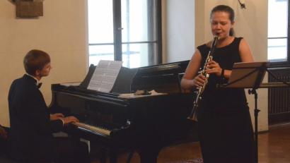 Bild: Kunz
Das Weber-Duo spielt im Alten Rathaus in Weiden. Die beiden Moskauer Ruzalia Kasimova (Klarinette) und Igor Androsov (Klavier) überzeugen.