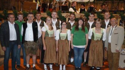 Bild: Portner
Acht Musikanten erhielten eine Ehrung des Nordbayerischen Musikbundes für 10 und 15 Jahre aktives Musizieren. NBMB-Kreisvorsitzender Joseph Ferstl (von rechts) gratulierte zusammen mit Vorsitzender Inge Sippl sowie Bürgermeister Norbert Eckl (von links) und musikalischen Leiter Stefan Karl.