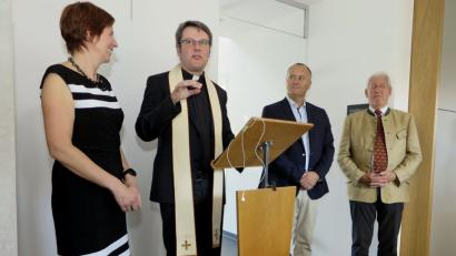 Bild: Hirsch
Pfarrer Christoph Melzl segnete die Räume des Musterhauses im Beisein von Michaela und Siegfried Dettmann und Anton Steininger (von links).