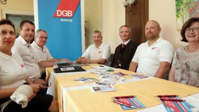 Bild: Wolfgang Steinbacher
SPD-Landtagskandidat Uwe Bergmann (Zweiter von links) im Gespräch mit CSU-Landtagsabgeordnetem Harald Schwartz (Dritter von rechts). Das Themen-Duell moderieren Bernhard Wallner (Dritter von links) und Peter Hofmann (Mitte) vom Deutschen Gewerkschaftsbund.