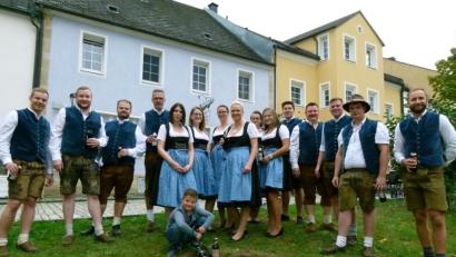 Bild: rn
Erfolgserlebnis für Lukas: Mit wenigen Handgriffen beendete er die 361-tägige Ruhe der Eschenbacher Kirchweih