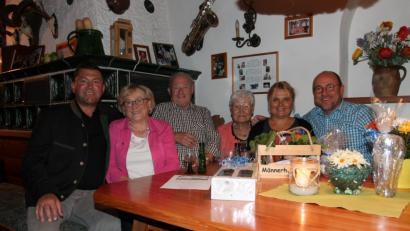 Bild: pi
Anne und Winfried Abold (Mitte) freuen sich über die guten Wünsche von Bürgermeister Rainer Rewitzer sowie Erika, Elfriede und Thomas Grötsch (von links).
