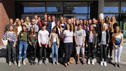 Bild: exb
Die Schüler der Berufsfachschule für Hotel- und Tourismusmanagement Wiesau mit Justine Mletzko (Mitte) sowie den Lehrkräften Anja Wriedt-Wiesend (rechts) und André Putzlocher (links).