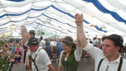 Bild: hm
Die Kirwa-Paare hatten es sich zur Aufgabe gemacht, für gute Stimmung zu sorgen.