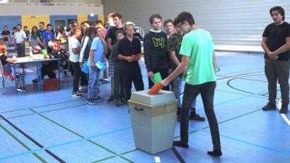 Bild: weu
Einen realistischen Wahltag erlebten die Schüler der Mittelschule in der Turnhalle. Wahl- und Stimmzettel sowie Wahllokal, Urnen und Wahlkabinen gaben ihnen einen realen Einblick.