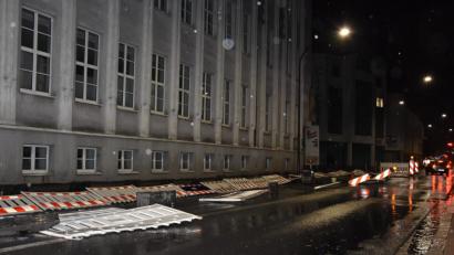 Bild: mte
Wie ein missglücktes Domino-Spiel wirkt die gekippte Absperrung an der Schillerstraße.