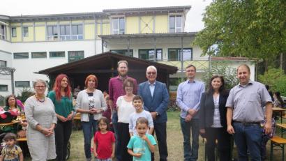 Bild: jzk
Kinderdorfleiter Holger Hassel (rechts) freut sich, Regina Kestel, David Runschke, Josef Hecht, Anita Heindl, Stefan Hartung, Jutta Deiml, Jessika Wöhrl Neuber und Heidrun Schelzke-Deubzer (von rechts) beim Flüchtlingshelfer-Fest im SOS-Kinderdorf begrüßen zu können.