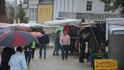 Bild: jr
Kaum ein Besucher wagte sich ohne Regenschirm und wetterfeste Kleidung auf den Michaelimarkt.