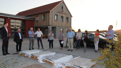 Bild: ral
Die Gutenecker Gemeinderäte begutachteten die Muster, die für die Gehwege in der Hofmarkstraße in Frage kommen.