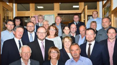 Bild: fjo
Mit Ehrengästen aus beiden Ländern feiern Rozvadov und Waidhaus ihre 25-jährige Partnerschaft. Senator Miroslav Nenutil aus Stribro und Landrat Andreas Meier (Dritter und Siebter von links) unterstreichen den Stellenwert der Zusammenarbeit über die Grenze hinweg.