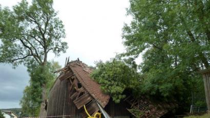 Bild: Portner
Das Sturmtief gab mächtig Gas: In Kühried (Gemeinde Teunz) krachte eine Scheune fast zusammen, nachdem ihr ein Ast einer mächtigen Eberesche (links) aufs Dach gefallen war. Die Straße war auch am Montagnachmittag noch abgesperrt.