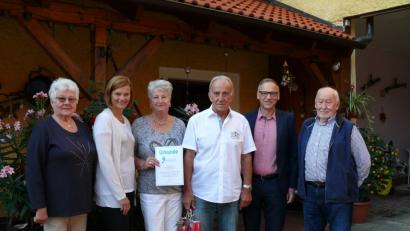 Bild: kgg
Von links Christa Weißenfels, Inge Frank, Inge und Karl Keck, Bürgermeister Bernd Sommer und Konrad Kraus.