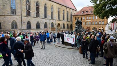 Bild: Petra Hartl
Mit Transparenten zeigen am Montagabend die Flashmob-Teilnehmer auf dem Marktplatz den Stadträten ihre Meinung zum Bauvorhaben auf dem Bürgerspitalgelände.