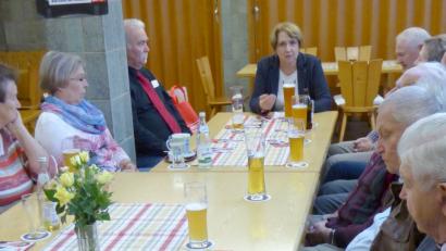 Bild: fsb
Annette Karl stellt sich dem SPD-Ortsverein Pirk mit Vorsitzendem Karl Kick (Dritter von links) "auf ein Wort".