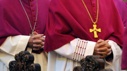 Bild: Uwe Zucchi/dpa
Mit gefaltetetn Händen ziehen die Bischöfe zum feierlichen Eröffnungsgottesdienst der Herbstvollversammlung in den Dom in Fulda ein.