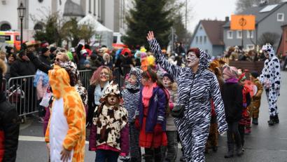 Bild: brü
Faschingszug in Schnaittenbach 2018: Seit vielen Jahren geht der Gaudiwurm dort sonntags über die Bühne. Geht es nach den Initiatoren, dann soll er künftig am Samstag stattfinden.