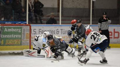 Bild: brü
Erst vor dem Tor gestrauchelt, dann drückte Andreas Hampl (Mitte) den Puck dann doch noch über die Torlinie zum 8:4-Endstand im Vorbereitungsspiel gegen den ERV Schweinfurt.