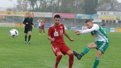 Bild: Rudi Gebert
Da war die Welt für den SV Mitterteich noch in Ordnung: In der 20. Minute erzielte Justin Wagner (rechts) das 3:1, doch am Ende zogen die Stiftländer gegen den FC Coburg mit 3:5 den Kürzeren.