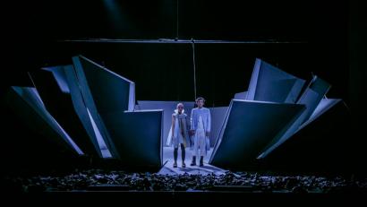 Bild: Jochen Quast
In der Inszenierung von Julia Prechsl am Theater Regensburg kommen sie nicht zusammen: Das Käthchen von Heilbronn (Inga Behring) und Graf Friedrich Wetter vom Strahl (Jonas Hackmann).