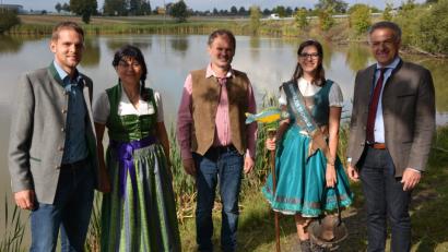 Bild: jr
Sie freuen sich auf die Eröffnung der 22. Erlebniswochen Fisch am Sonntag, 30. September, in Kleinsterz: (von links) Fabian Polster, Gabi Bleistein (Tourist-Info), Arge-Fisch-Vorsitzender Thomas Beer, Teichnixe Sophia Bächer und Bürgermeister Roland Grillmeier.