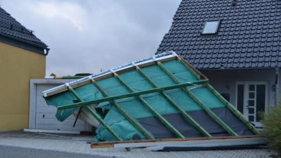 Bild: dob
In der Vohenstraußer Haunoldstraße fuhr der Sturm unter ein Garagendach und hebelte es regelrecht aus.