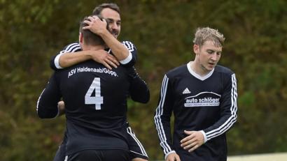 Bild: A. Schwarzmeier
Jubel beim ASV Haidenaab. Pascal Steeger (Nummer 4) und Tolunay Kargi liegen sich nach dem Sieg gegen den FC Vorbach in den Armen; rechts Alexander Küffner.
