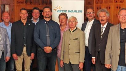 Bild: Dobmeier
FW-Kandidatenvorstellung für die Stimmkreise Weiden und Tischenreuth (von links): Oswald Lingl, Thomas Riedel, Bernhard Schmidt, Tobias Groß, Weidens Stadtrat Rainer Sindersberger, Karl Meier sowie von der FW Weiden stellvertretender Vorsitzender Peter Leitermann, Vorsitzender Bernhard Schlicht und Stellvertreter Bernhard Herzog.