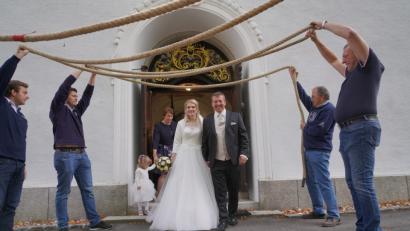 Bild: fvo
Die Seilzieher der Fahrenbergauswahl stehen nach der Trauung Spalier am Kirchenportal.